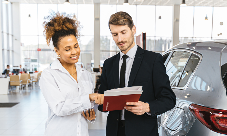 ¿Qué se necesita para ser vendedor de coches?