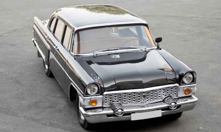 Descubre la fascinante historia del automóvil, desde sus orígenes con Karl Benz y Henry Ford hasta los coches eléctricos y autónomos.