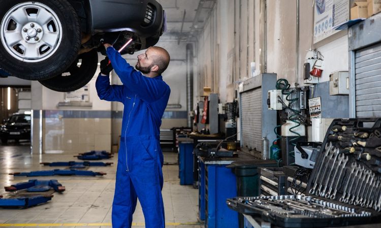 Taller eléctrico automotriz: funciones y herramientas